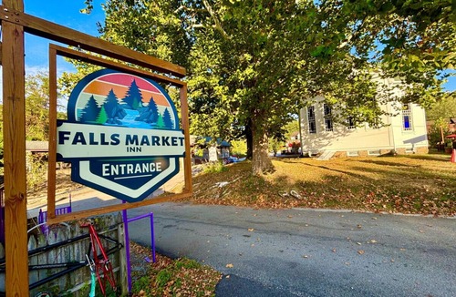 Ohiopyle Apartment | Falls Market Inn Riverview, Bike Trail Hotel, 4 Mile to Fallingwater 1 queen bed