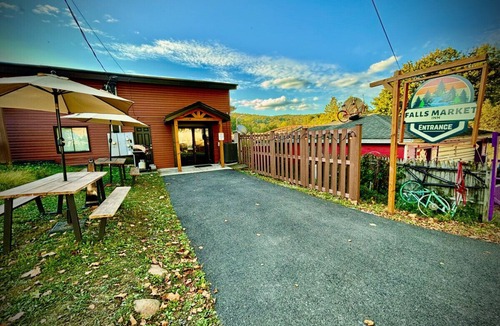 Ohiopyle Apartment | Falls Market Inn Riverview, Bike Trail Hotel, 4 Mile to Fallingwater 1 queen bed