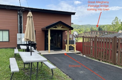 Ohiopyle Apartment | Falls Market Inn Riverview, Bike Trail Hotel, 4 Mile to Fallingwater 1 queen bed