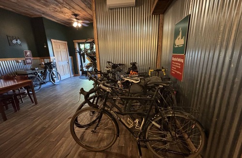 Ohiopyle Apartment | Falls Market Inn Riverview, Bike Trail Hotel, 4 Mile to Fallingwater 1 queen bed