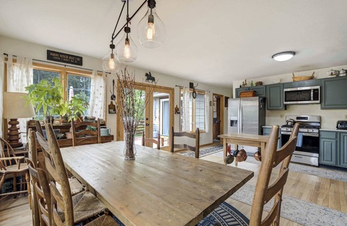 Green Mountain Falls House | Fallsview Cabin: Vintage Charm Retreat