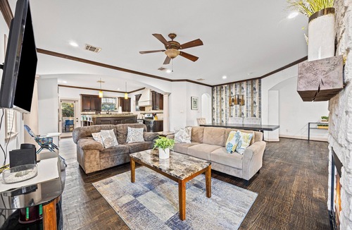 Knox - Henderson House | Fam Friendly 4 BDRM Home - Walk to Shops & Bars I Mins To DT & Convention Center