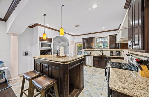 Knox - Henderson House | Fam Friendly 4 BDRM Home - Walk to Shops & Bars I Mins To DT & Convention Center