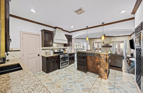 Knox - Henderson House | Fam Friendly 4 BDRM Home - Walk to Shops & Bars I Mins To DT & Convention Center