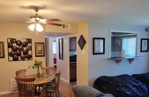 St. Louis Apartment | Fam friendly, Self Check in, Garage Parking, Large