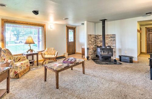 Elwood House | Family Home w/Hot Tub - Walk to Johnson Lake!