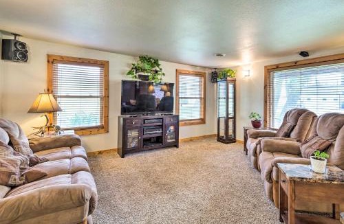 Elwood House | Family Home w/Hot Tub - Walk to Johnson Lake!