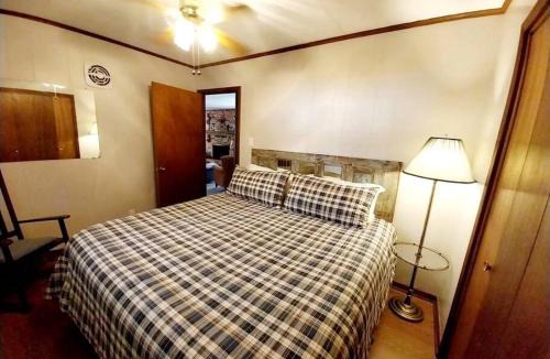 Hillister House | Familia Ball Lakehouse on Private Lake sleeps 8