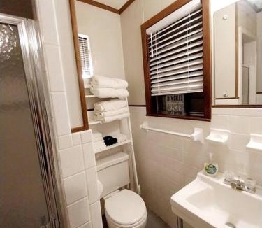 Hillister House | Familia Ball Lakehouse on Private Lake sleeps 8