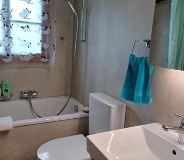 Emmetten House | Familienzimmer mit Bergblick