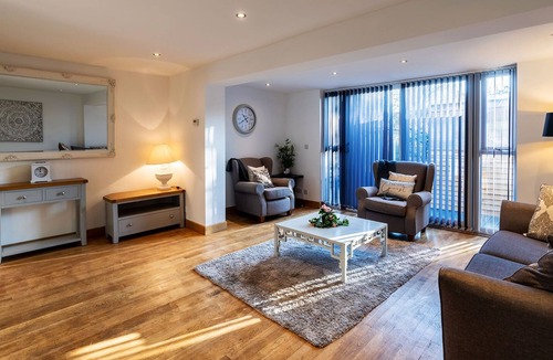 Eckington House | Families*Contractors*Comfortable King Bed*Parking