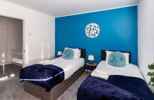 Eckington House | Families*Contractors*Comfortable King Bed*Parking