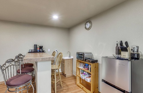 Aurora Apartment | Families Welcome! Centrally Located Aurora Escape