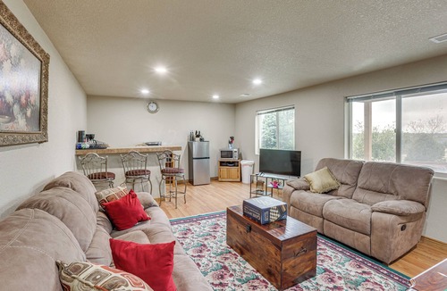 Aurora Apartment | Families Welcome! Centrally Located Aurora Escape