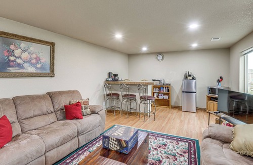Aurora Apartment | Families Welcome! Centrally Located Aurora Escape
