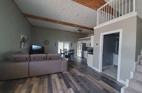 North Ridge House | FAMILY- 2 Bedroom with upper loft with Waterfall, Horse ranch