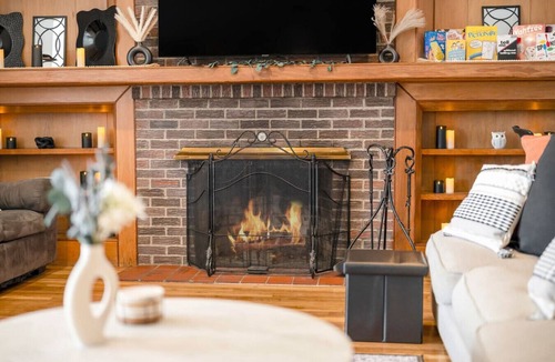 Woodridge House | Family 7BR Villa | Indoor Pool, Games + Parking