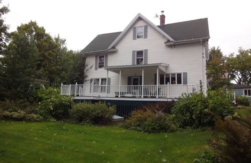 Barnston-Ouest House | family and pet friendly