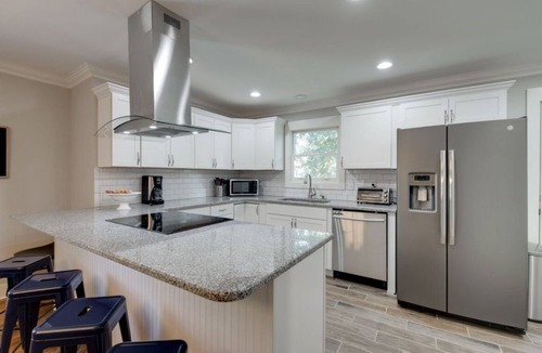 St. Elmo Improvement League House | Family And Pet Friendly Bungalow, Kids Corner, Gated Yard And Fire Pit