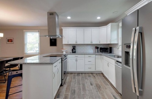 St. Elmo Improvement League House | Family And Pet Friendly Bungalow, Kids Corner, Gated Yard And Fire Pit