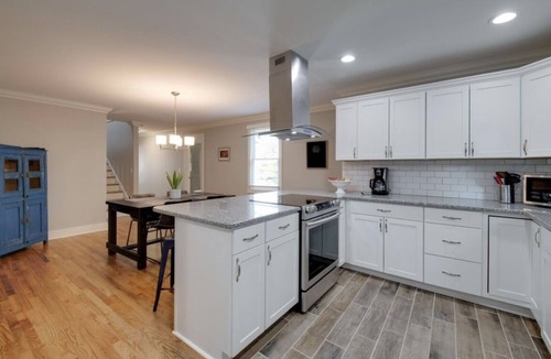 St. Elmo Improvement League House | Family And Pet Friendly Bungalow, Kids Corner, Gated Yard And Fire Pit