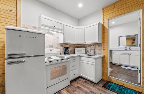 Cedar Lane Cabin | Family and pet friendly creek access with RV Hook up.