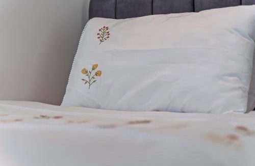 Sunbury on Thames Apartment | Family Apart for 6 Easy Booking