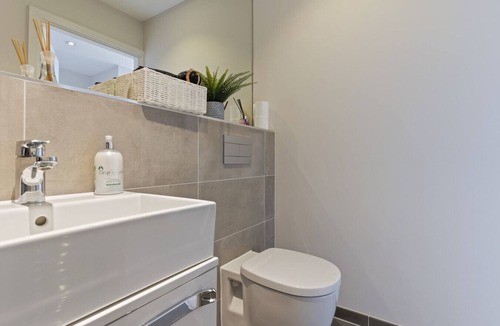 Sunbury on Thames Apartment | Family Apart for 7 Easy Booking