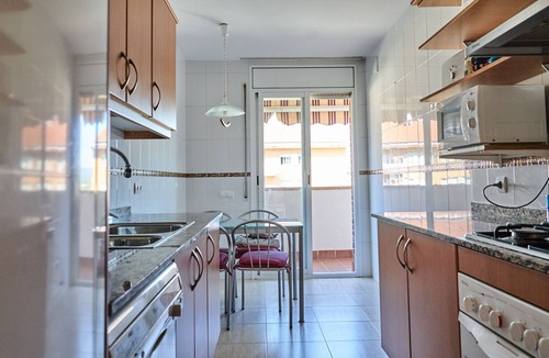 Les Escodines Apartment | Family Apartment with Parking and Pool