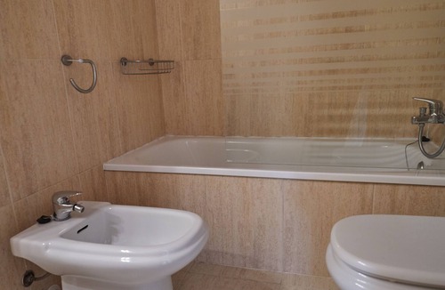 Les Escodines Apartment | Family Apartment with Parking and Pool