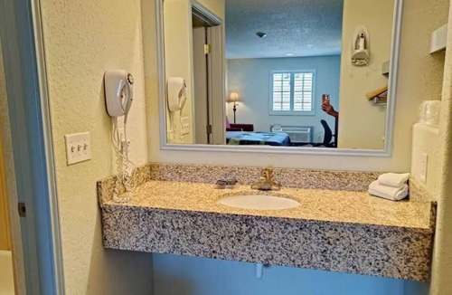 Pearsall Hotel | Family-Approved Stay with Extra Sofa Bed | Free Parking | Near Museum