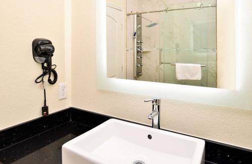 Spring Hotel | Family Break! Close to Geronimo Adventure Park & Hurricane Harbor Splashtown