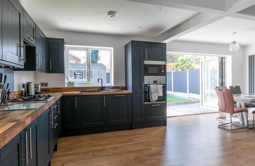 Broadstairs House | Family Bungalow with huge kitchen | Parking