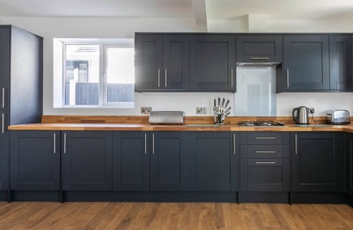 Broadstairs House | Family Bungalow with huge kitchen | Parking