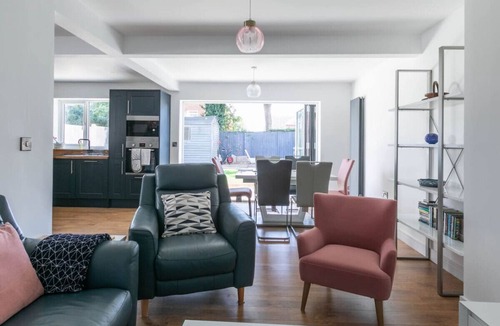 Broadstairs House | Family Bungalow with huge kitchen | Parking