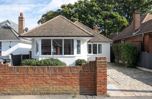 Broadstairs House | Family Bungalow with huge kitchen | Parking