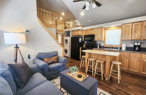 Staples Cabin | Family Cabin w/deck near San Marcos River!
