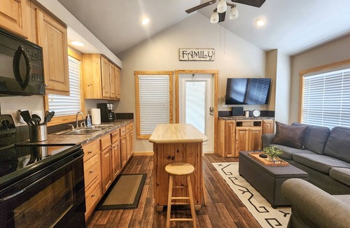 Staples Cabin | Family Cabin w/deck near San Marcos River!