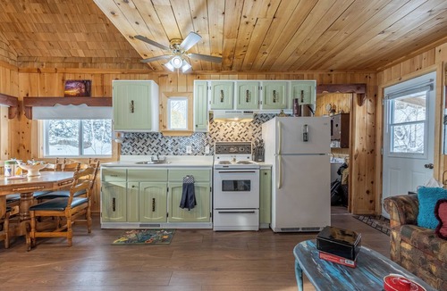 Gloucester County Cabin | Family Cabin- Wi-Fi - Snowmobile