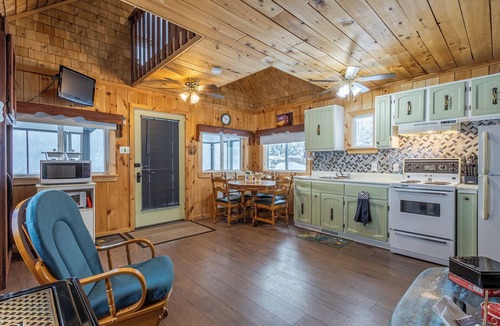 Gloucester County Cabin | Family Cabin- Wi-Fi - Snowmobile