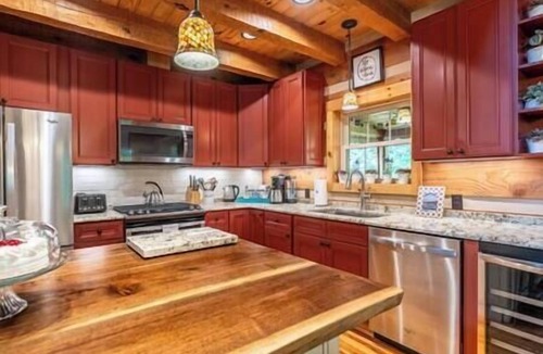 Hot Springs House | Family Cabin with Hot Tub