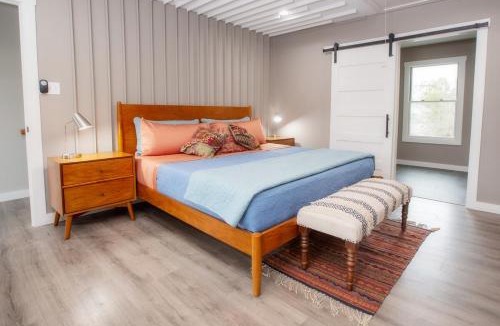 Near East Side House | Family Casa San Antonio Steps to Alamo Riverwalk Pkg