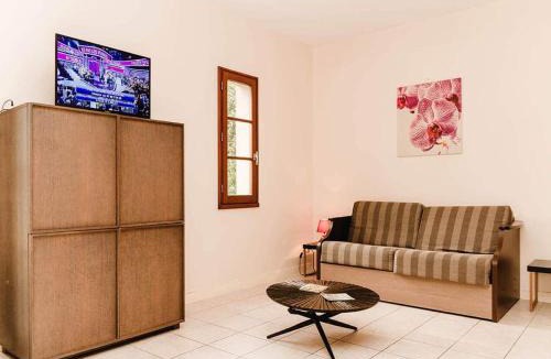 Moncontour Ski Chalet | Family Chalet by Moncontour Lake
