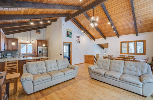 Jackson Ski Chalet | Family Chalet Near Storyland - Fenced Yard - Sleeps 11 - Quiet Linderhof Retreat