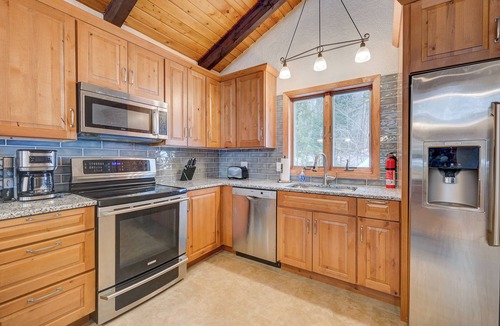Jackson Ski Chalet | Family Chalet Near Storyland - Fenced Yard - Sleeps 11 - Quiet Linderhof Retreat