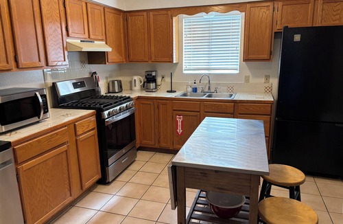 Santa Fe House | Family compound, AC, 2 living areas, sleeps 10. Close to ski Santa Fe Basin.