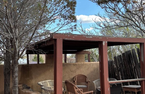 Santa Fe House | Family compound, AC, 2 living areas, sleeps 10. Close to ski Santa Fe Basin.