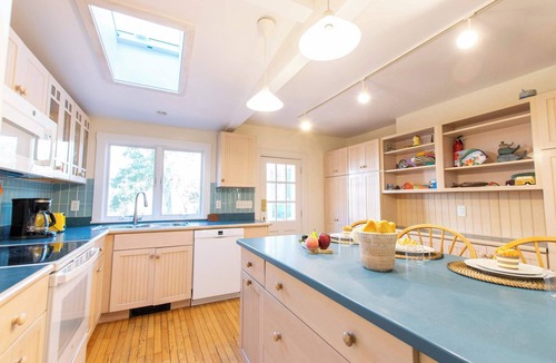 Wellfleet House | Family Compound walk to Downtown!