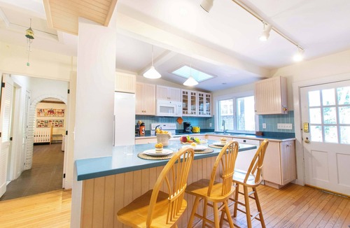 Wellfleet House | Family Compound walk to Downtown!