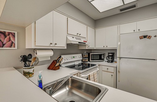 Central Naples Condo | Family Condo w/Pool! 3 Mi to Naples Beach